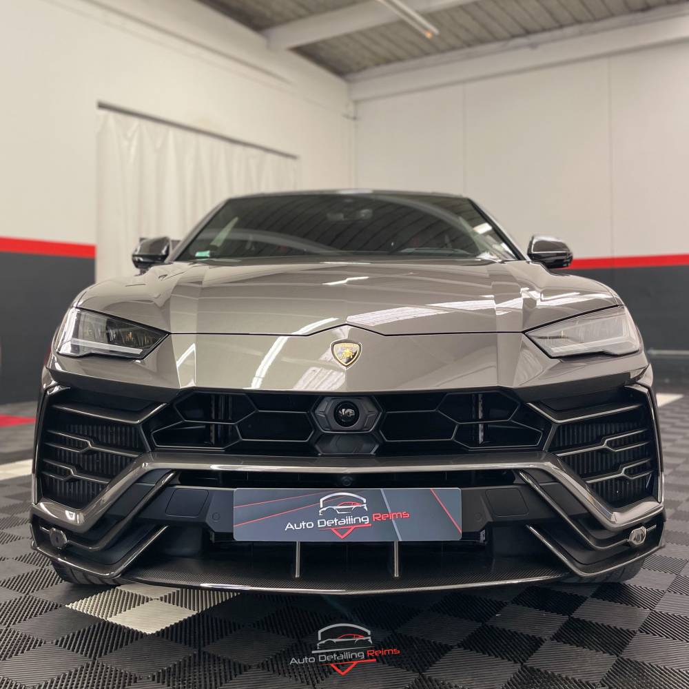 Voiture De Luxe Moderne En Cuir Noir Avec Intérieur En Alcantara