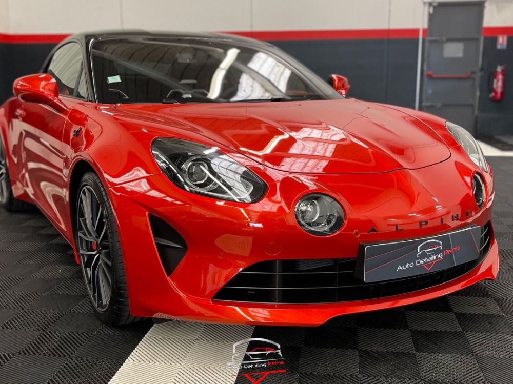 Une Alpine A110 S protégée par un film Xpel Ultimate Plus 8 et pose d'une protection portière Xpel Door Edge Guard