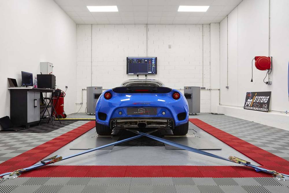 Voiture de sport sanglée sur le banc de puissance du centre Motortech Reims