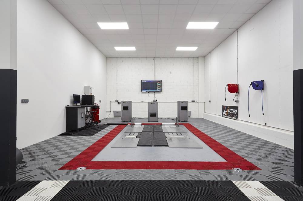 La salle du banc de puissance du centre Motortech Reims, sol en dalles grises et rouges