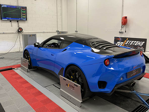 Voiture sur le banc de puissance de notre centre Motortech Performance à Reims, courbe moteur à l'écran
