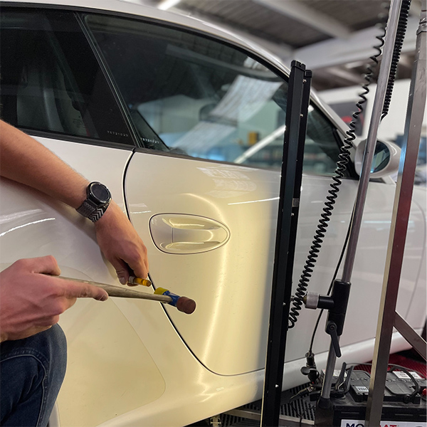 Réparation carrosserie débosselage sans peinture - Renault Cagnes sur Mer