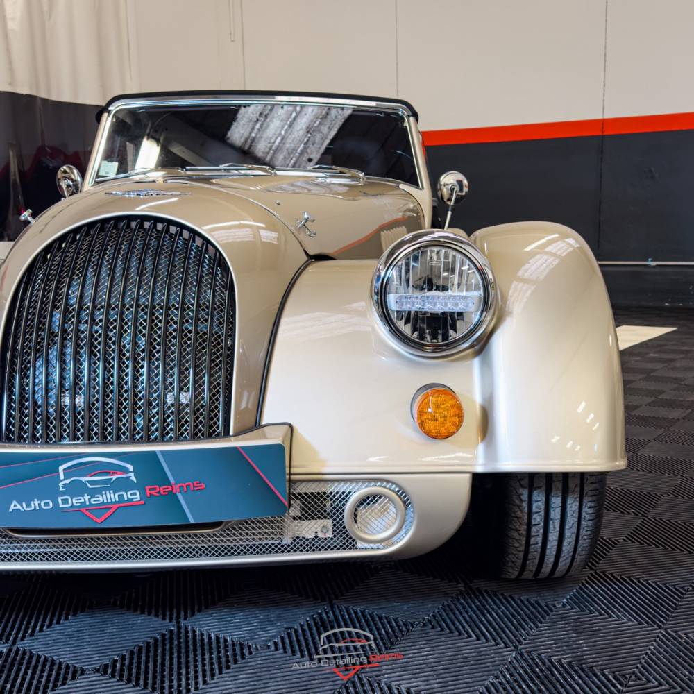 Une Jolie Morgan Plus Four protegee par film PPF Xpel et pose de Rocker  Panels